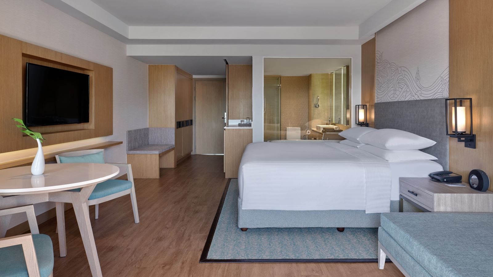 rooms-large-guest-room-pool-terrace