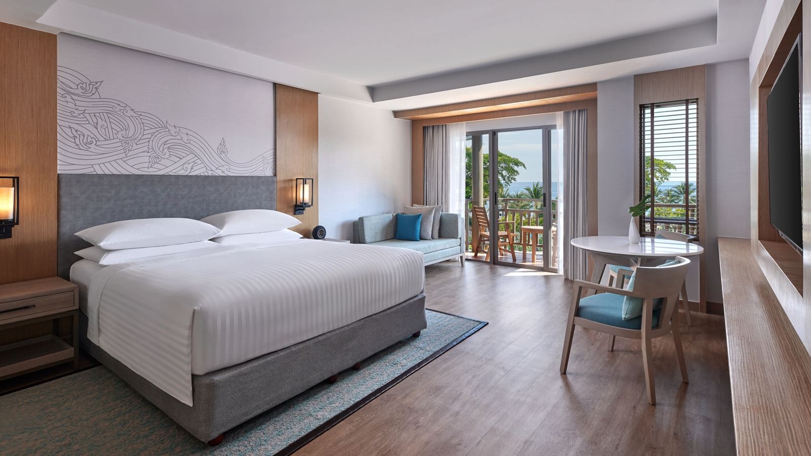 rooms-large-guest-room-pool-terrace