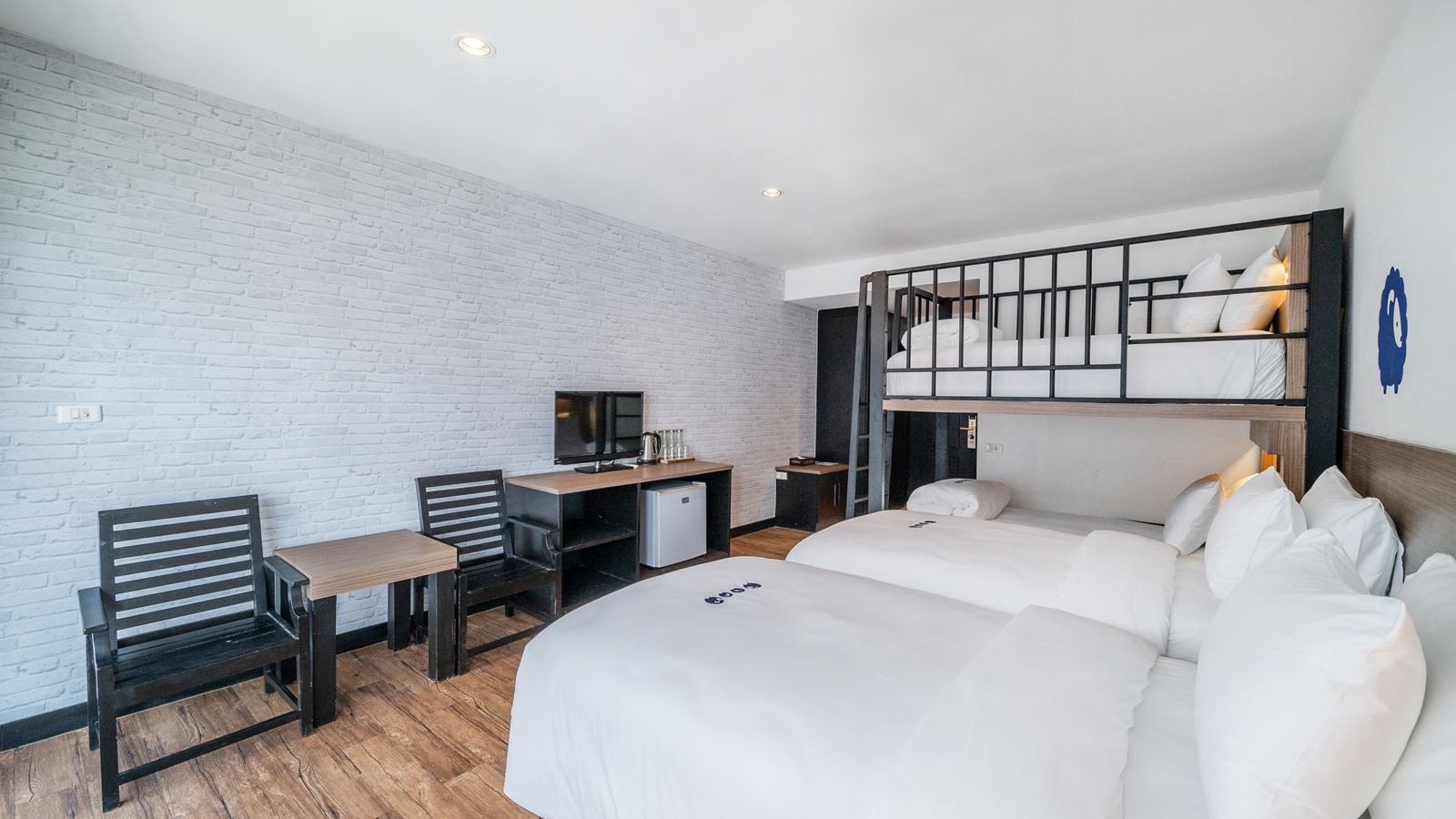 rooms-koko-party- room-for-4-person-one-bunk-bed-+-twin-x-2bed-30sqm