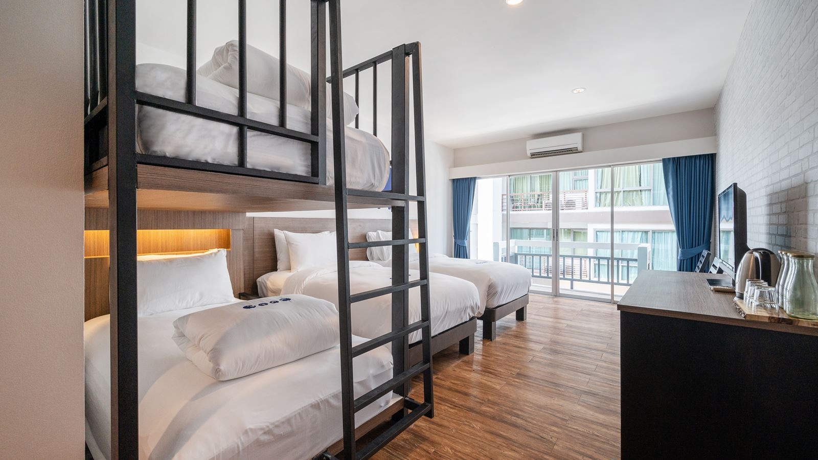 rooms-koko-party- room-for-4-person-one-bunk-bed-+-twin-x-2bed-30sqm