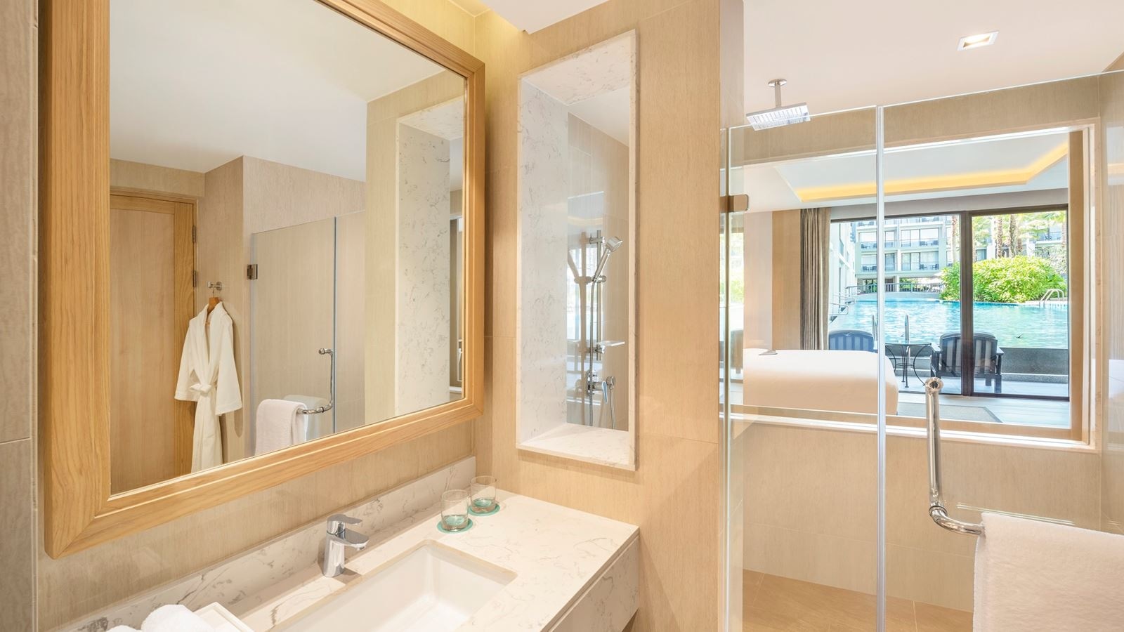 rooms-family-guest-room-pool-access