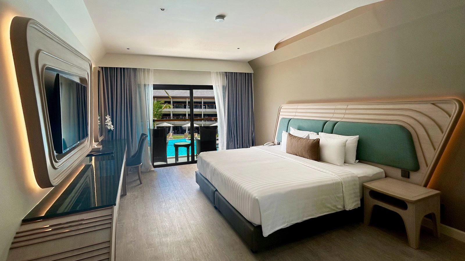 rooms-amora-grand-pool-view