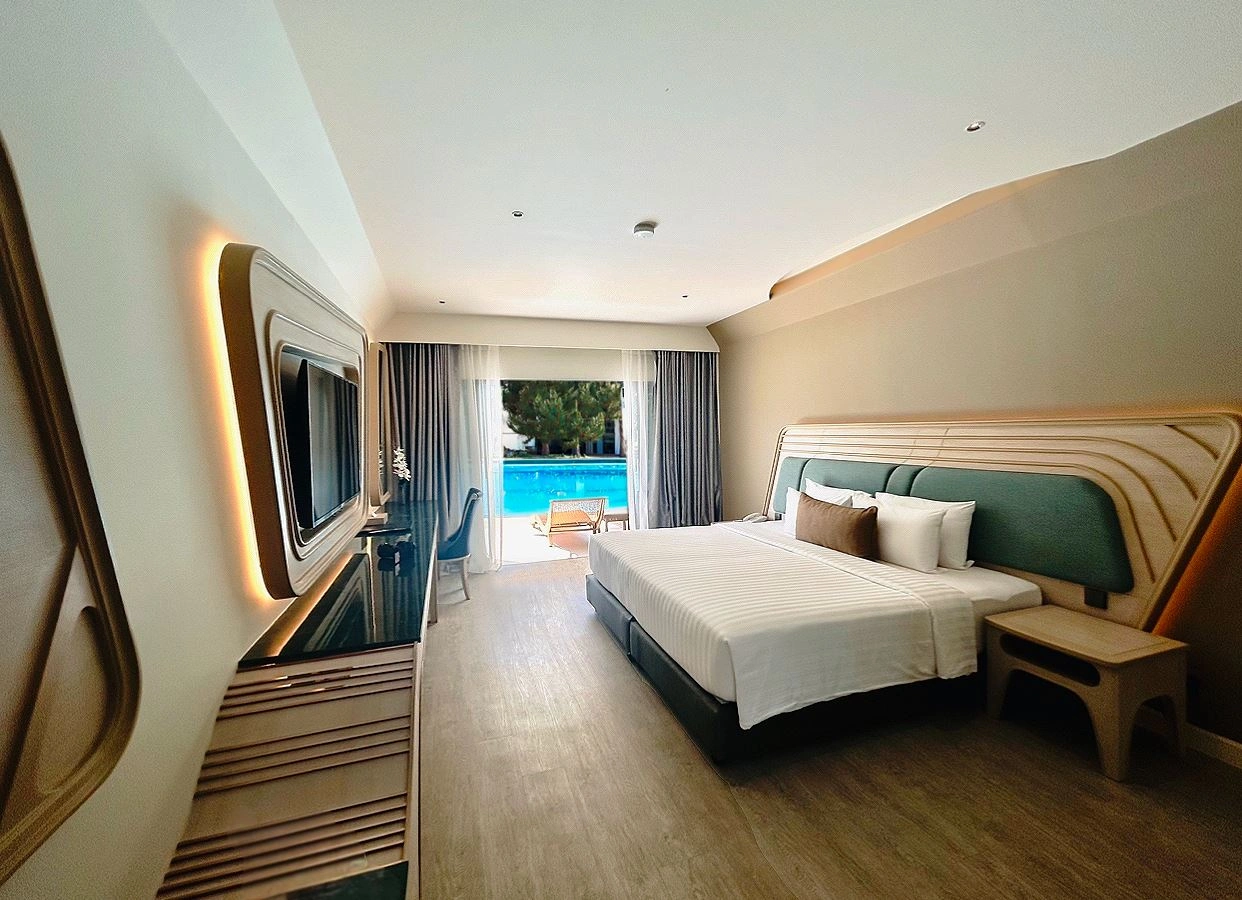 rooms-amora-grand-pool-side