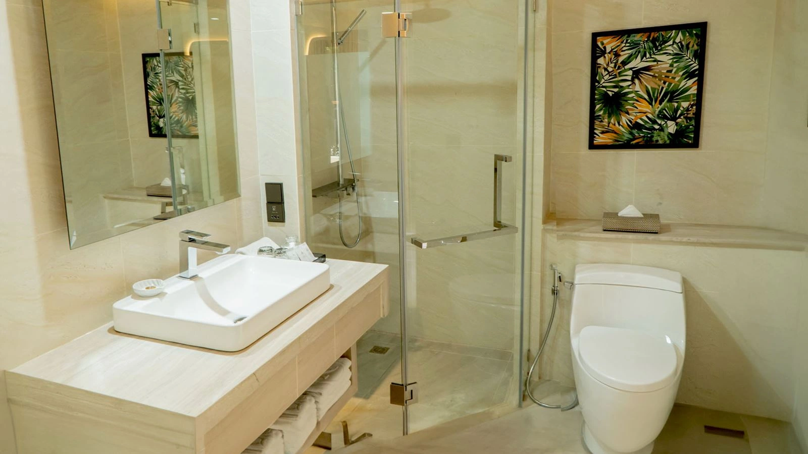 rooms-amora-grand-pool-side