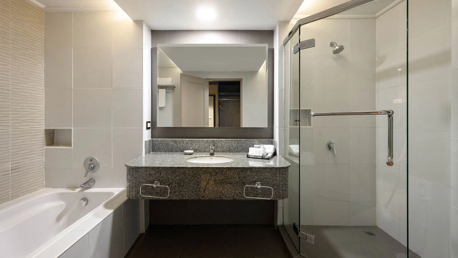 rooms-deluxe-pool-side