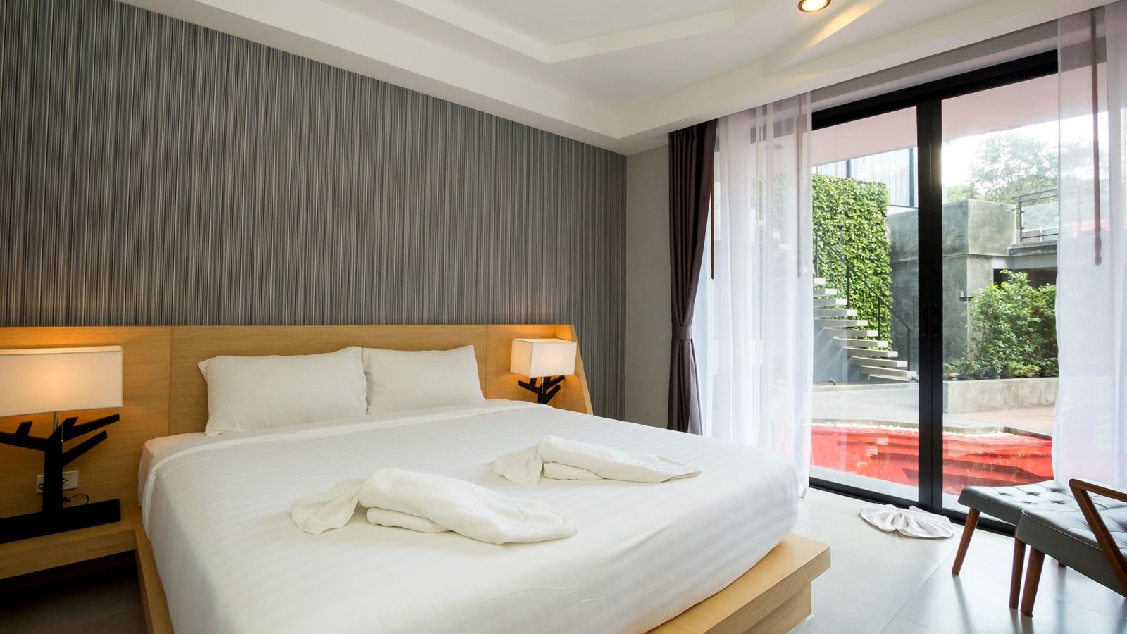 rooms-charm-apple-pool-access