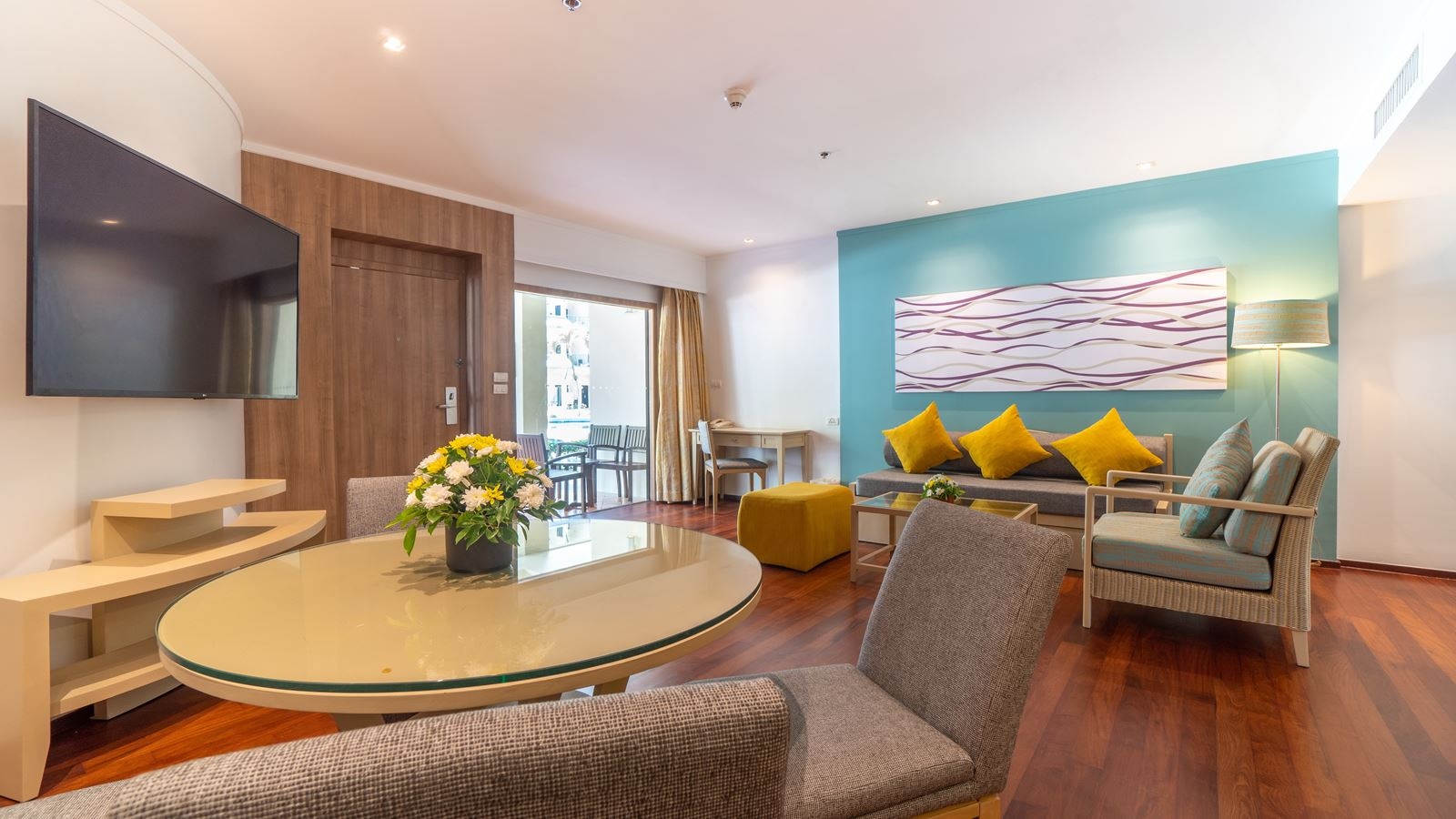 rooms-one-bedroom-suite-with-terrace-pool-view