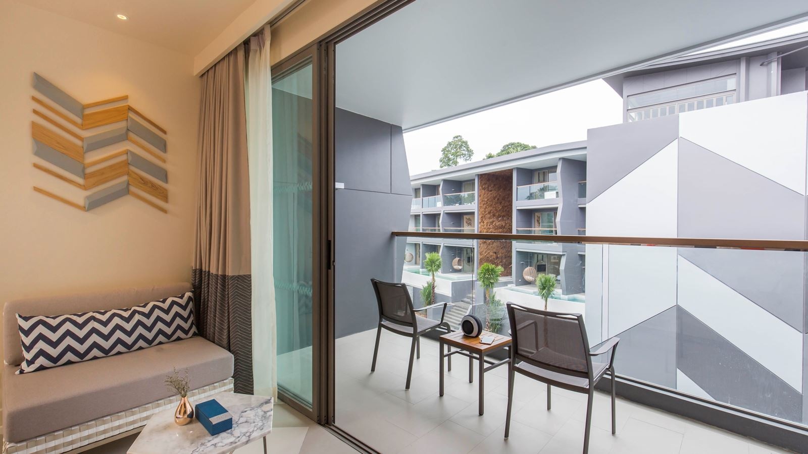 rooms-sis-over-the-stella-pool