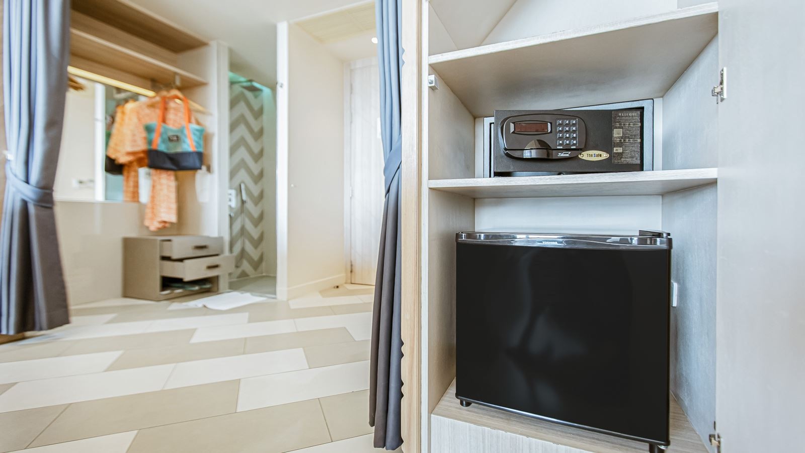 rooms-sis-over-the-stella-pool