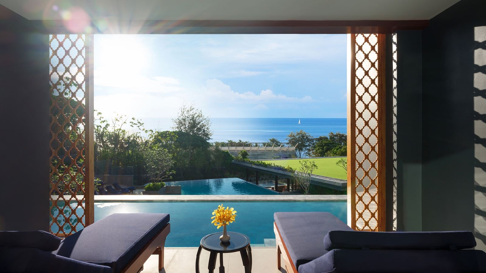 rooms-deluxe-suite-pool-access-sea-view