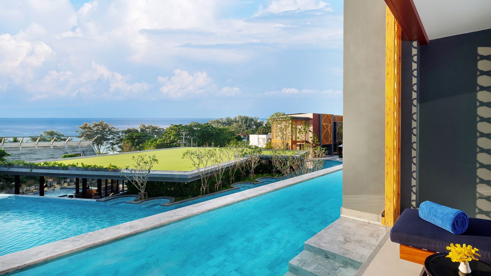 rooms-deluxe-suite-pool-access-sea-view