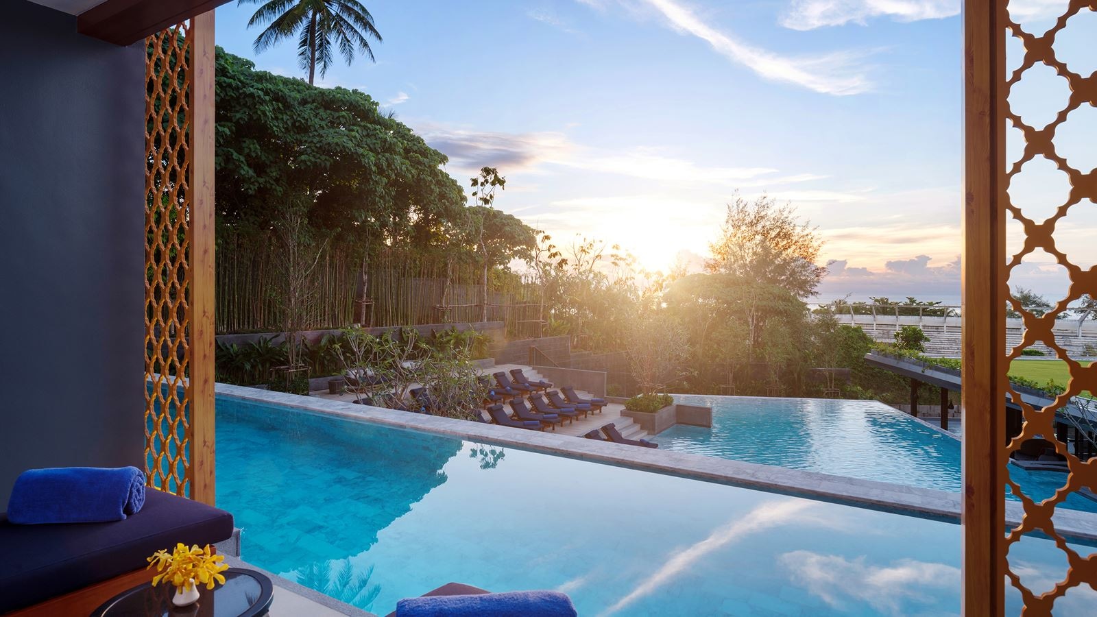 rooms-deluxe-suite-pool-access-sea-view