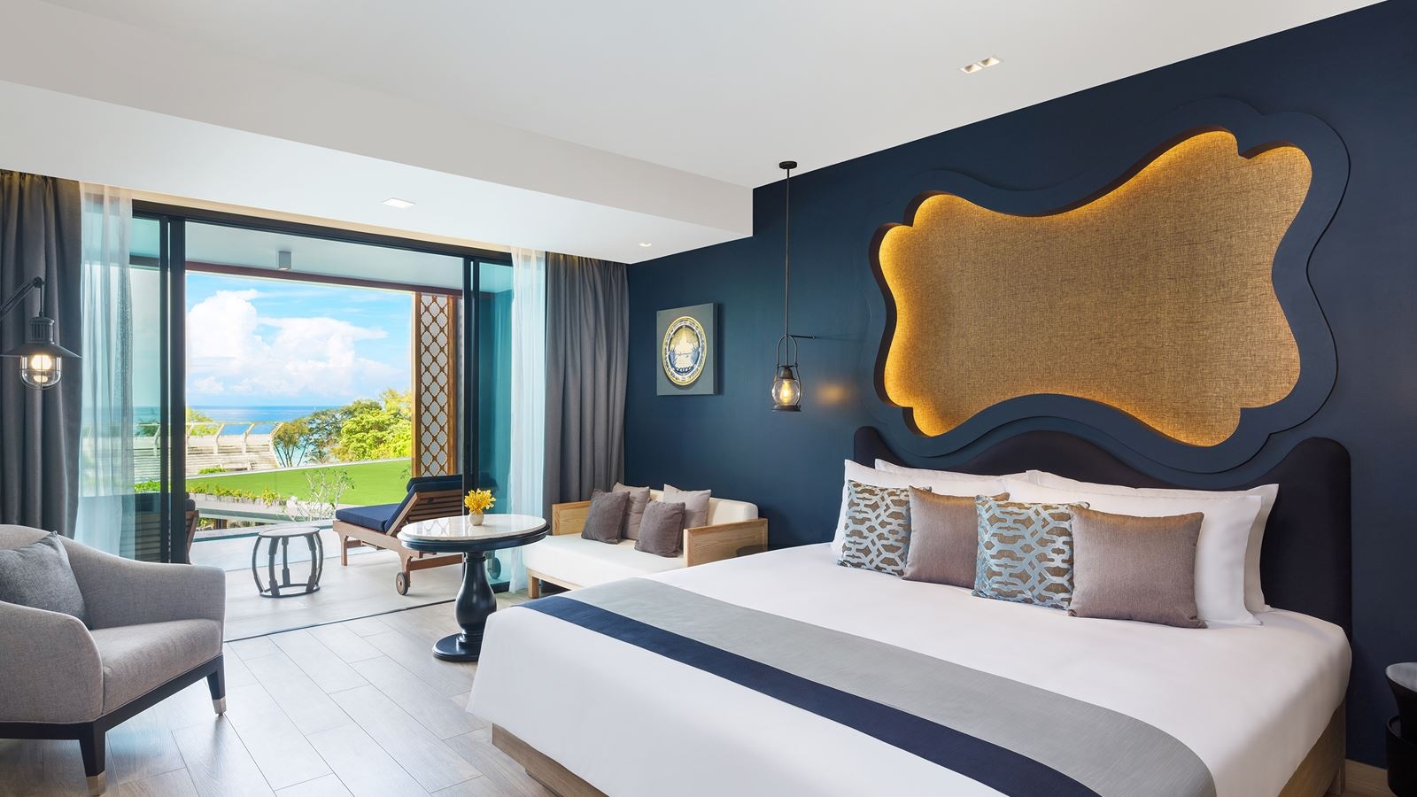 rooms-deluxe-suite-pool-access-sea-view