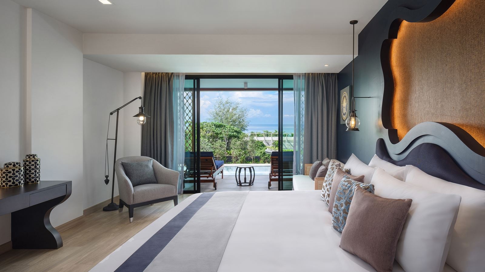 rooms-deluxe-suite-pool-access-garden-view