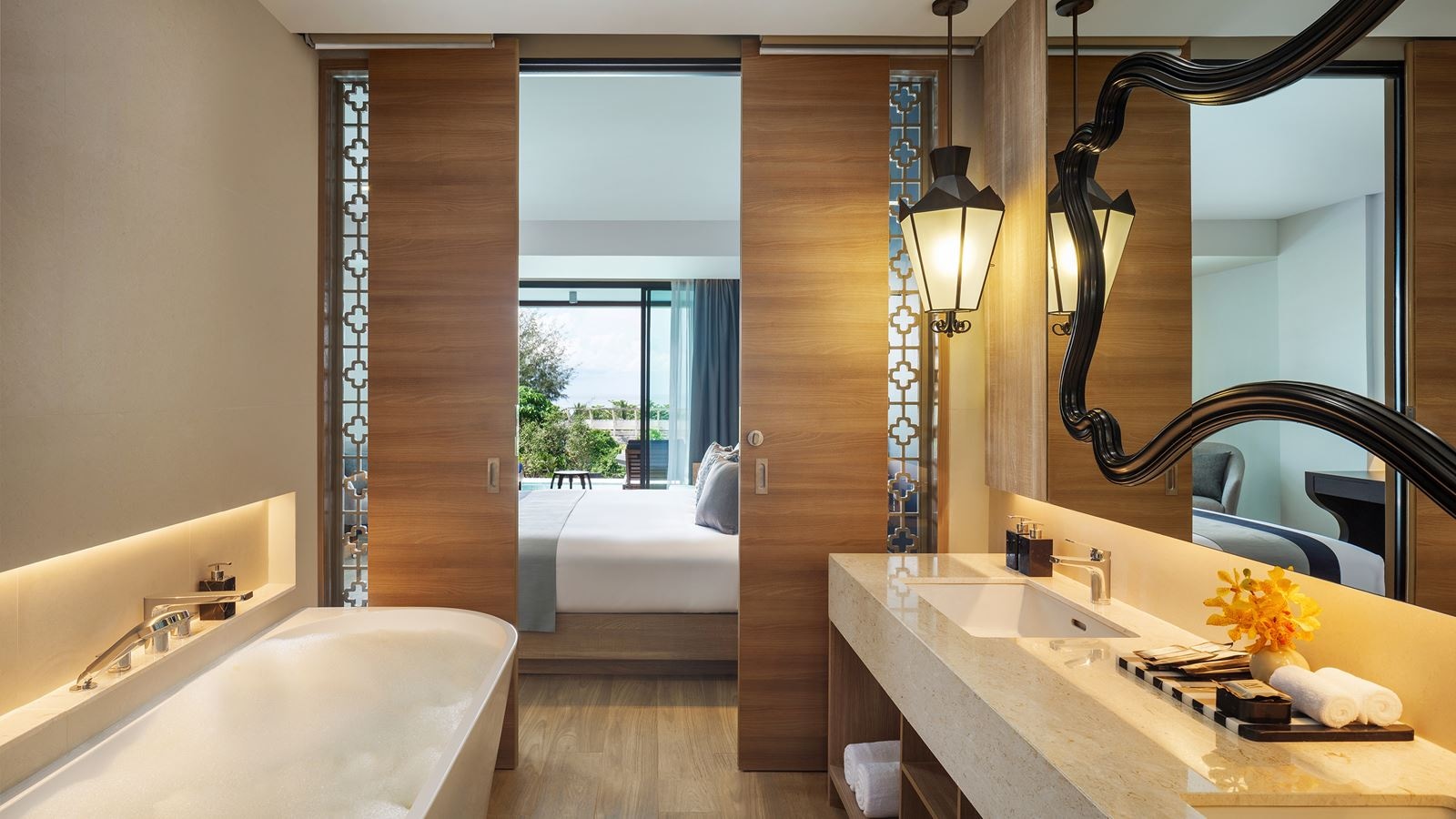 rooms-deluxe-suite-pool-access-garden-view