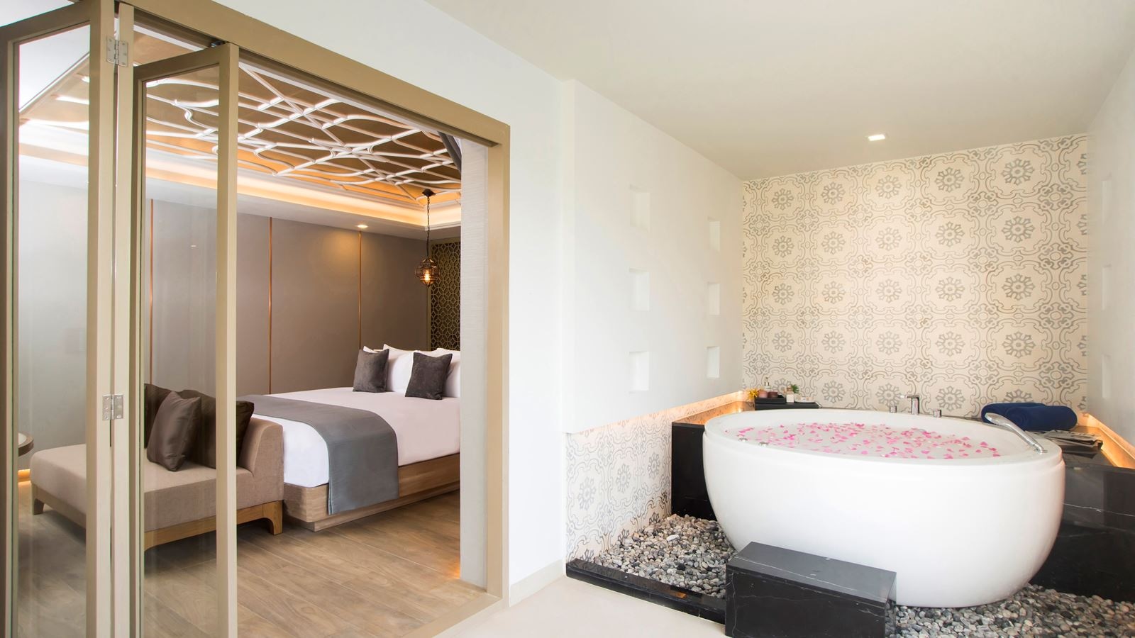 rooms-deluxe-suite-with-whirlpool-bath-mountain-view