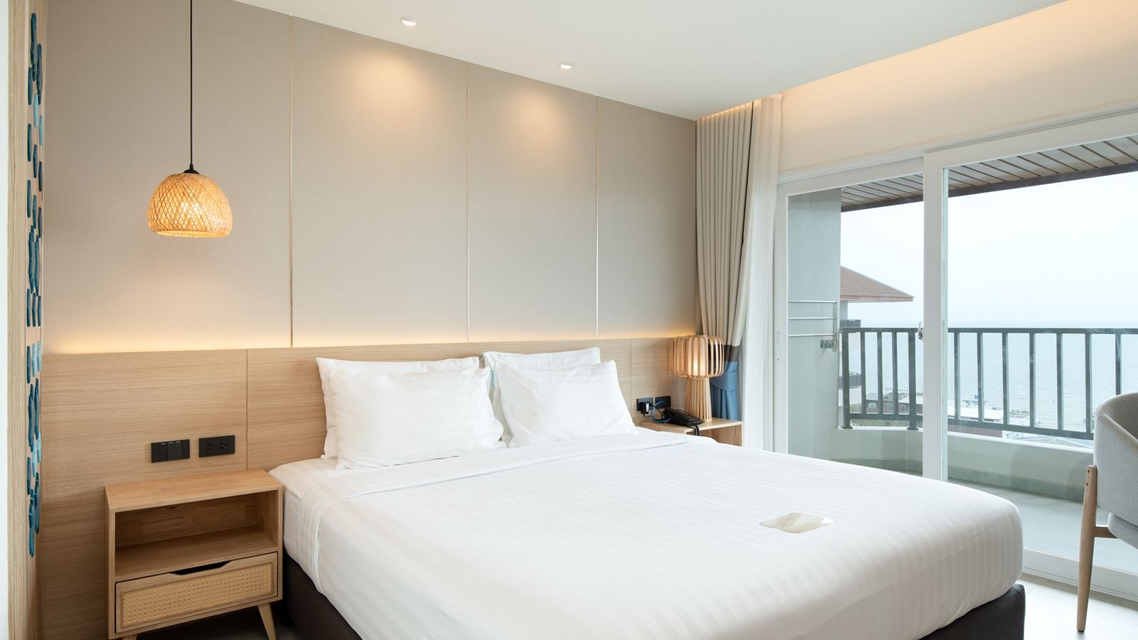rooms-deluxe-sea-view-room