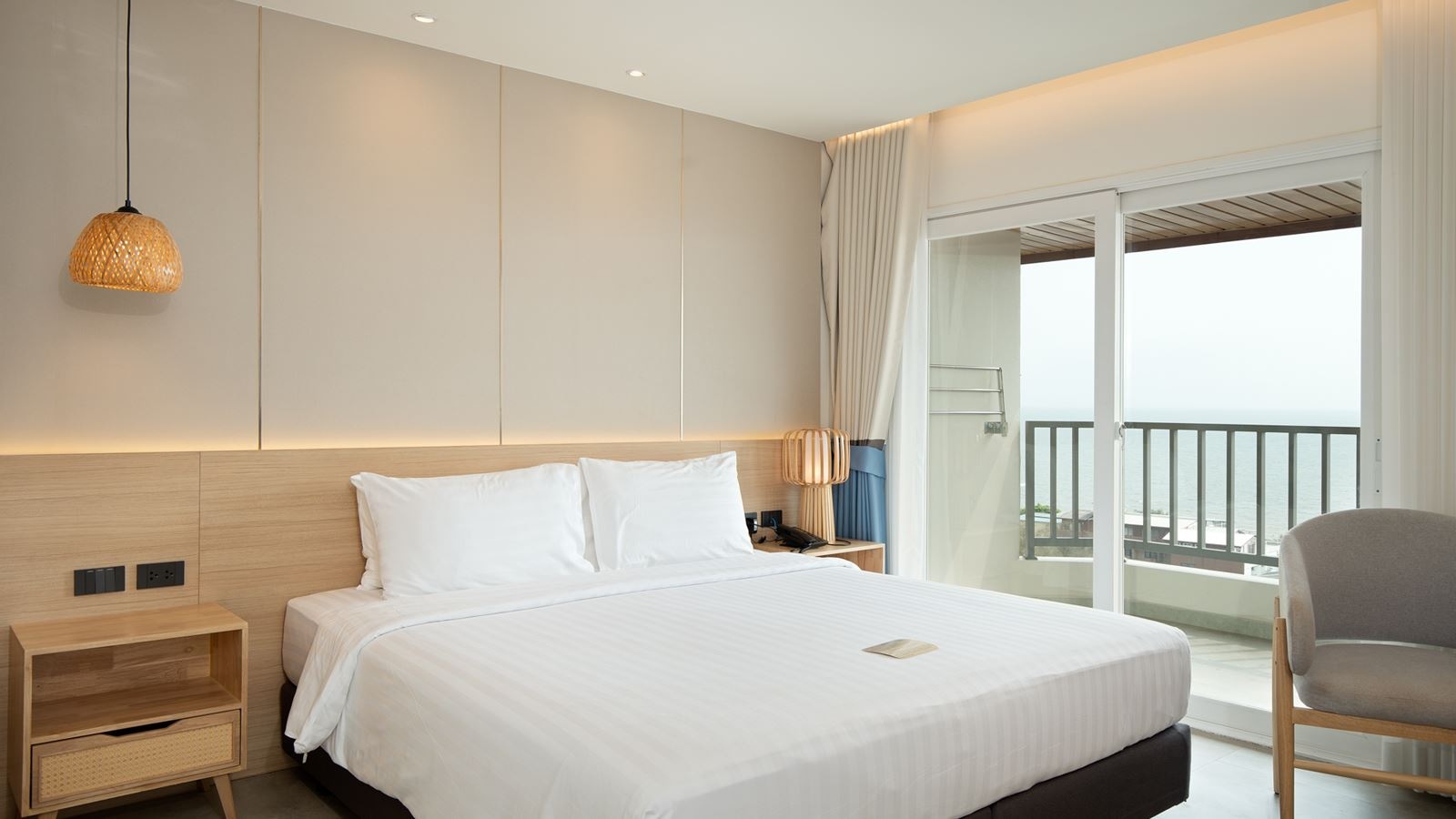 rooms-deluxe-corner-sea-view-room