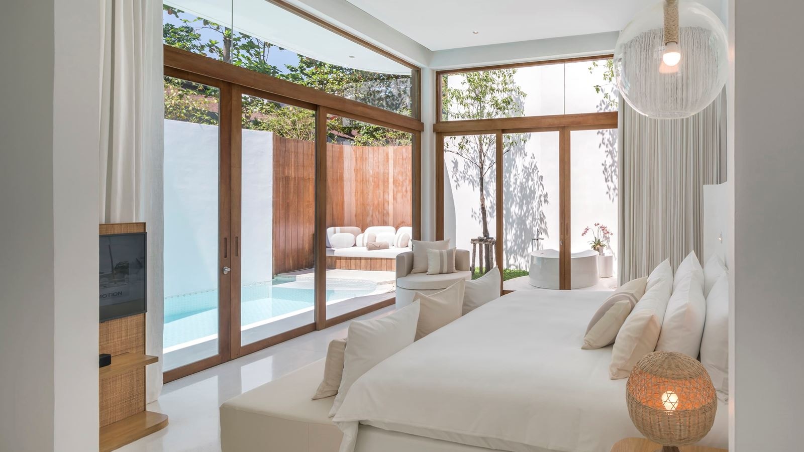 rooms-oceanfront-sala-pool-villa