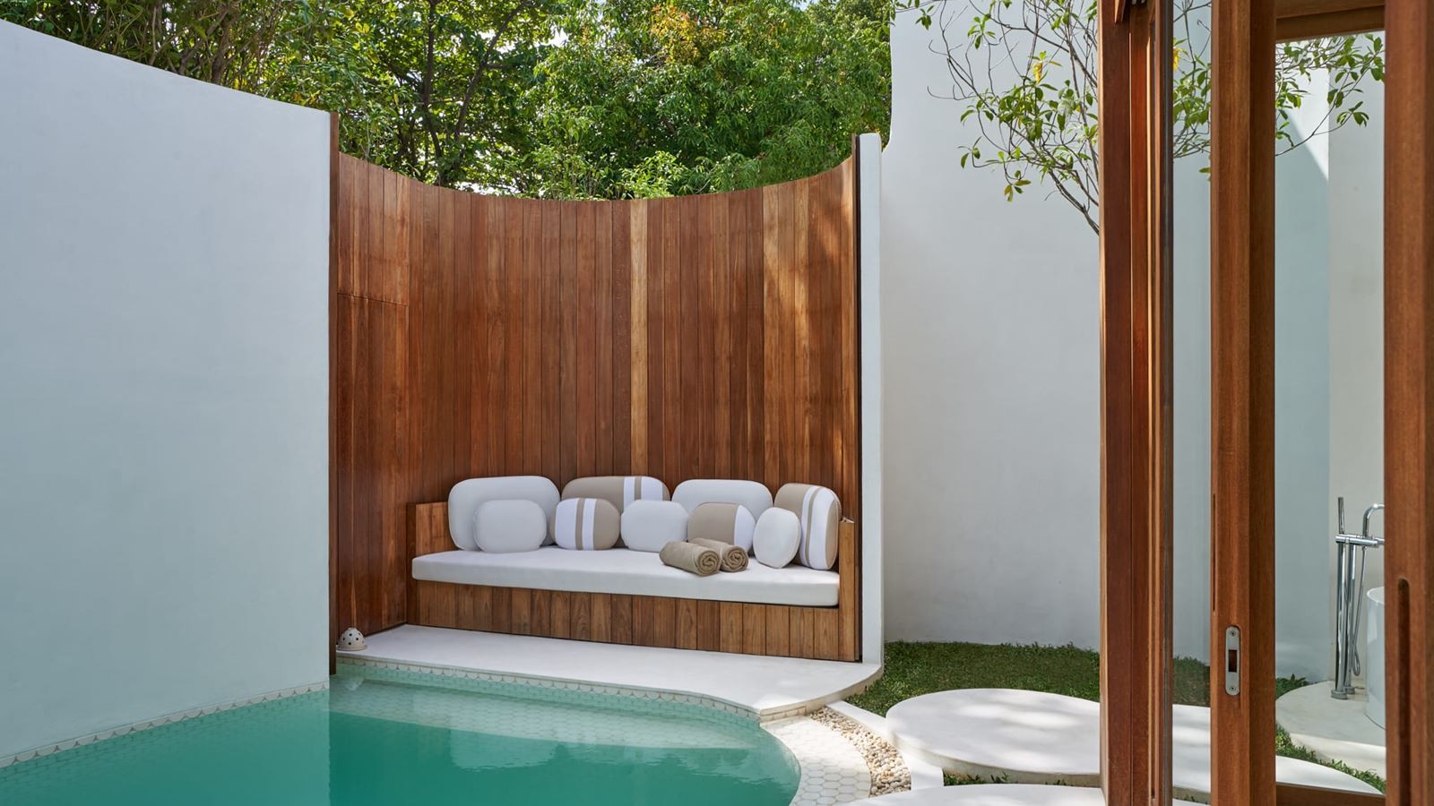 rooms-oceanfront-sala-pool-villa