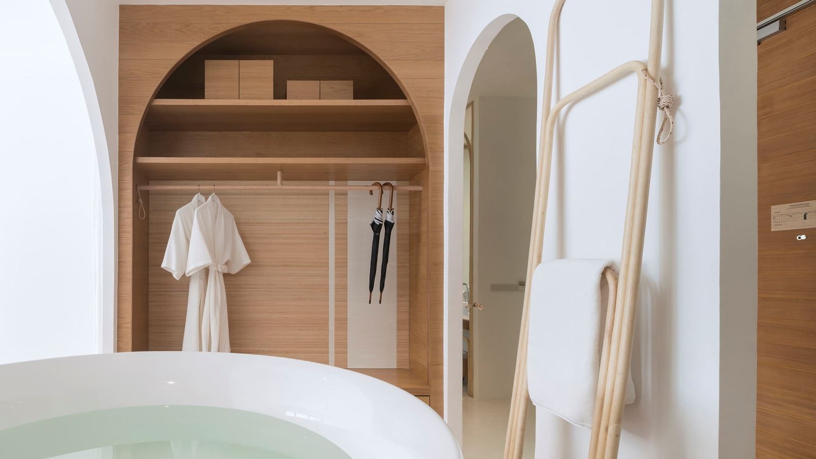 rooms-oceanfront-balcony-pool-suite