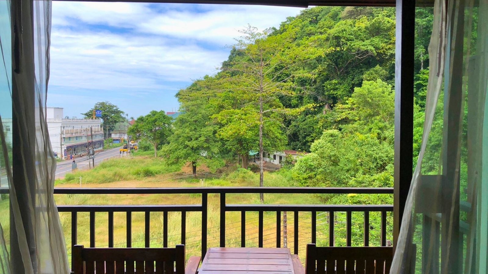 rooms-hillside-deluxe-building-room