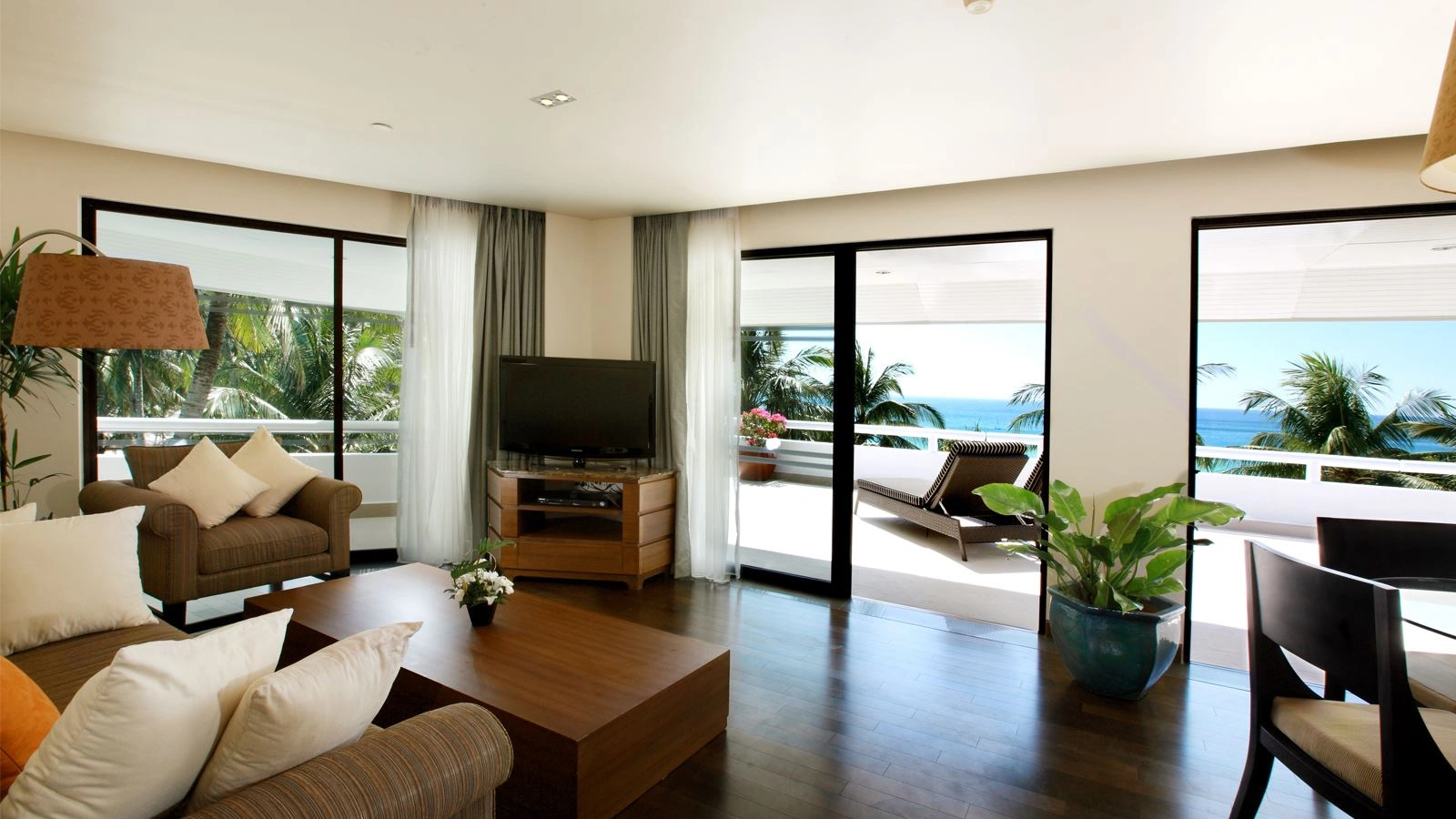 rooms-oceanfront-1bedroom-deluxe-suite