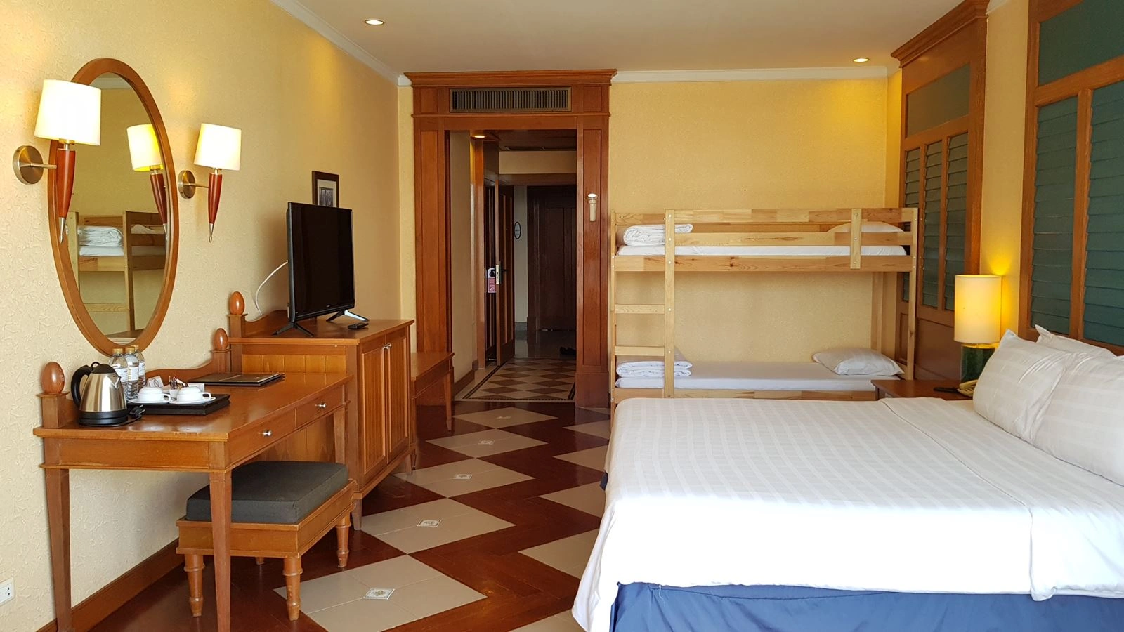 rooms-family-club-room