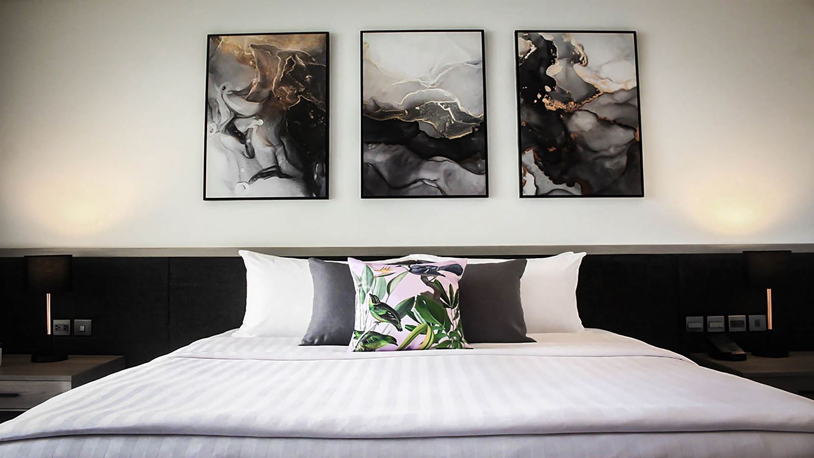 rooms-paradox-superior