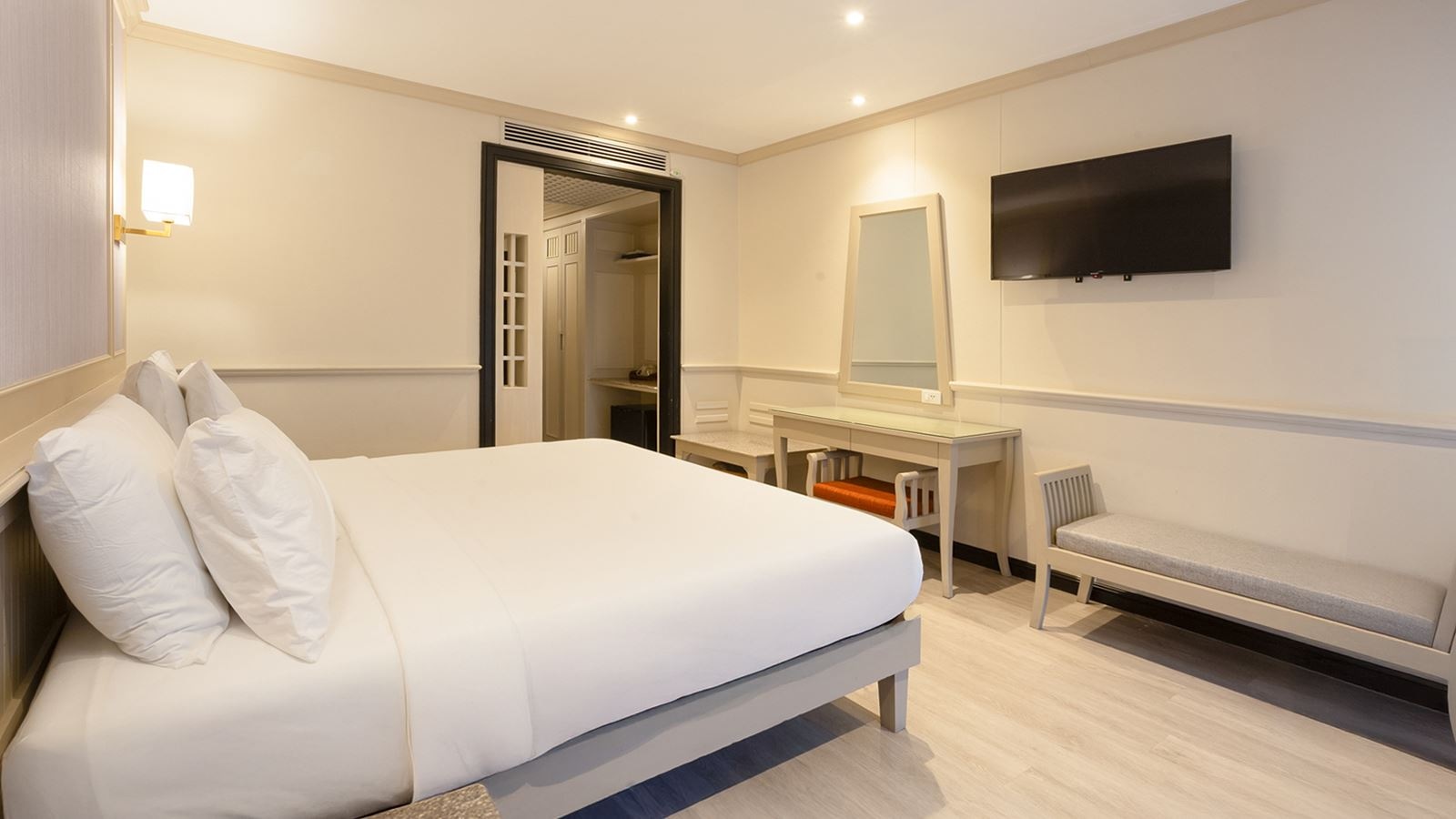 rooms-deluxe-pool-view-room