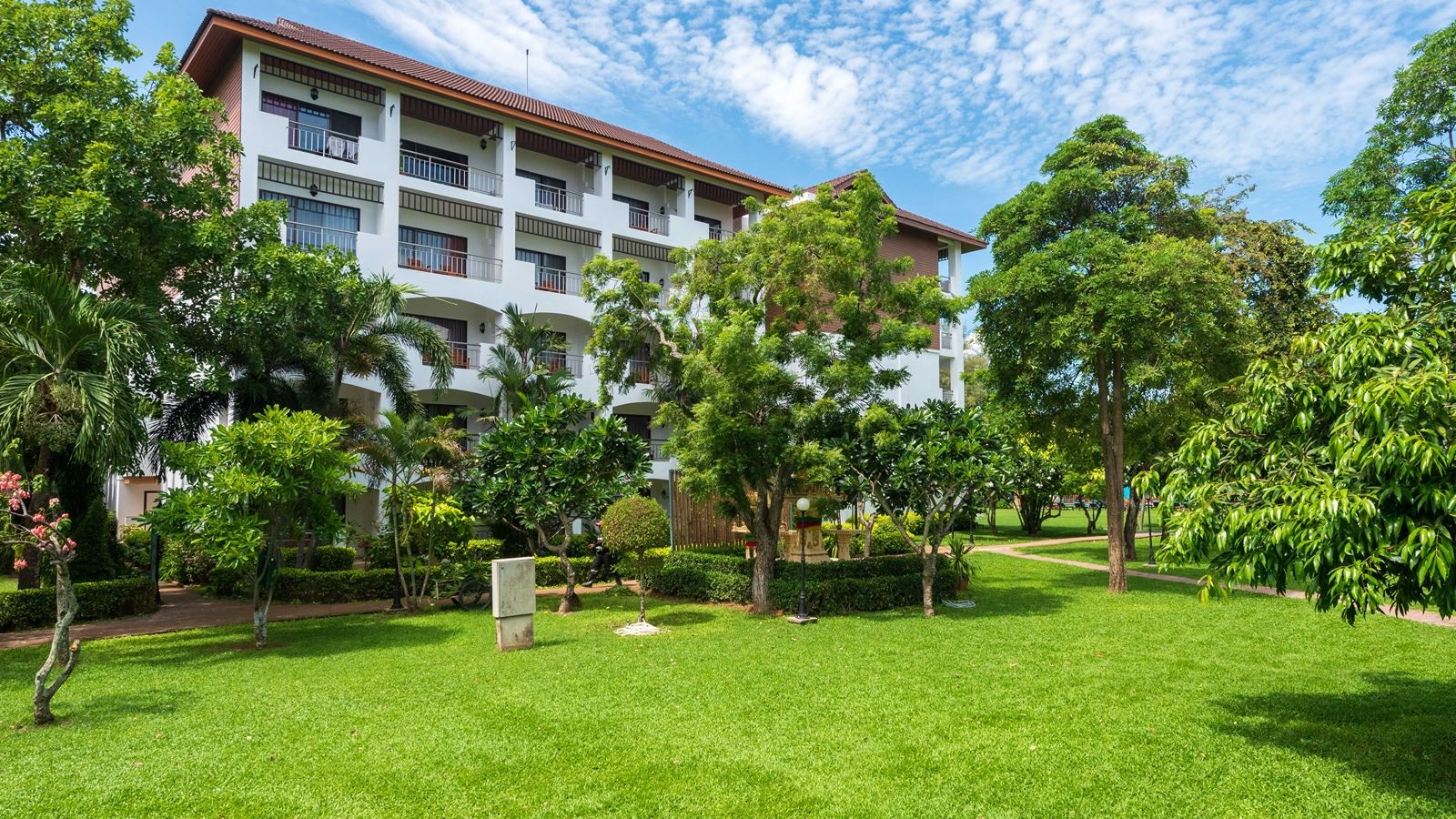 rooms-deluxe-pool-view-room