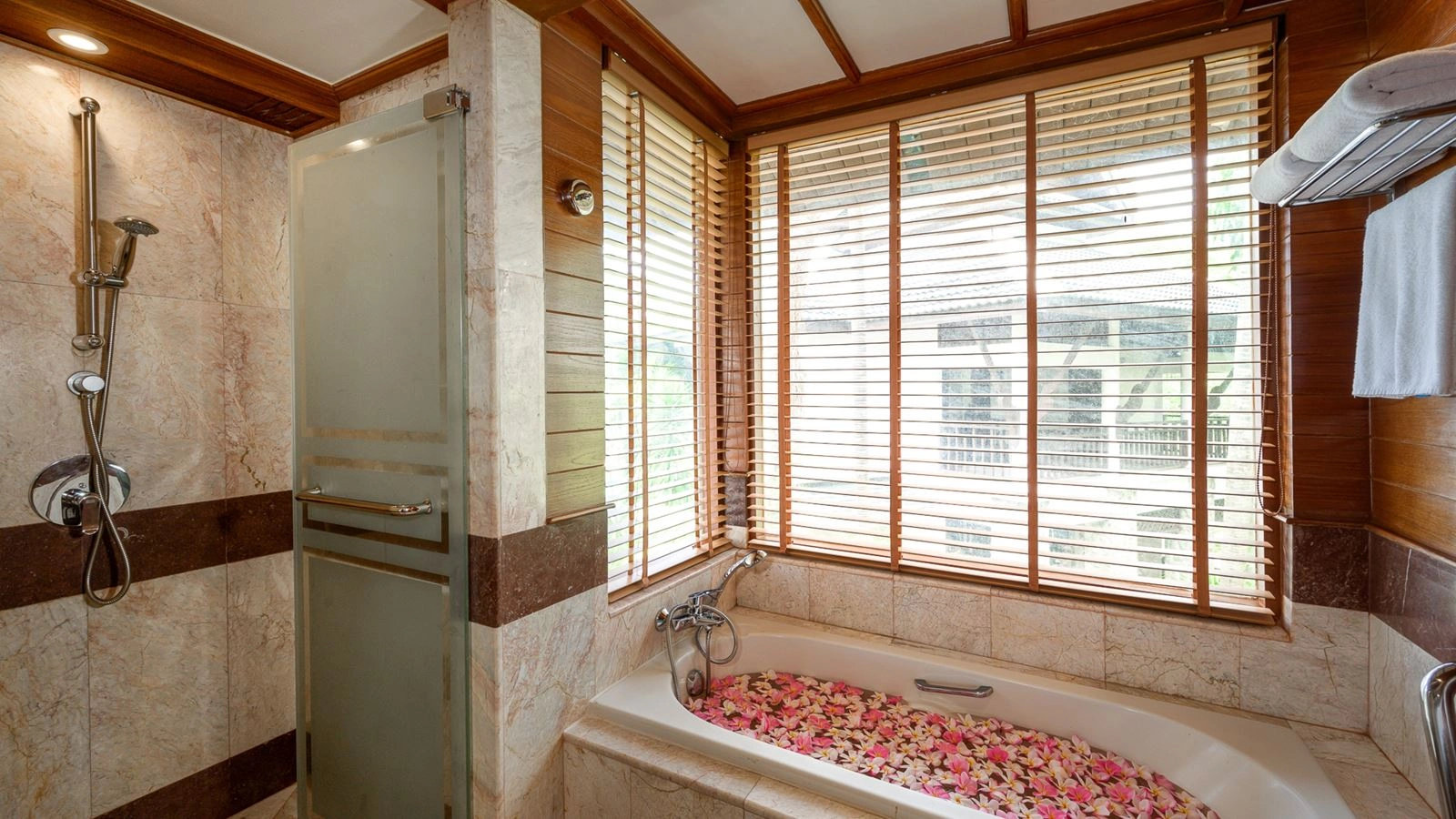 rooms-hillside-with-terrace-bathtub