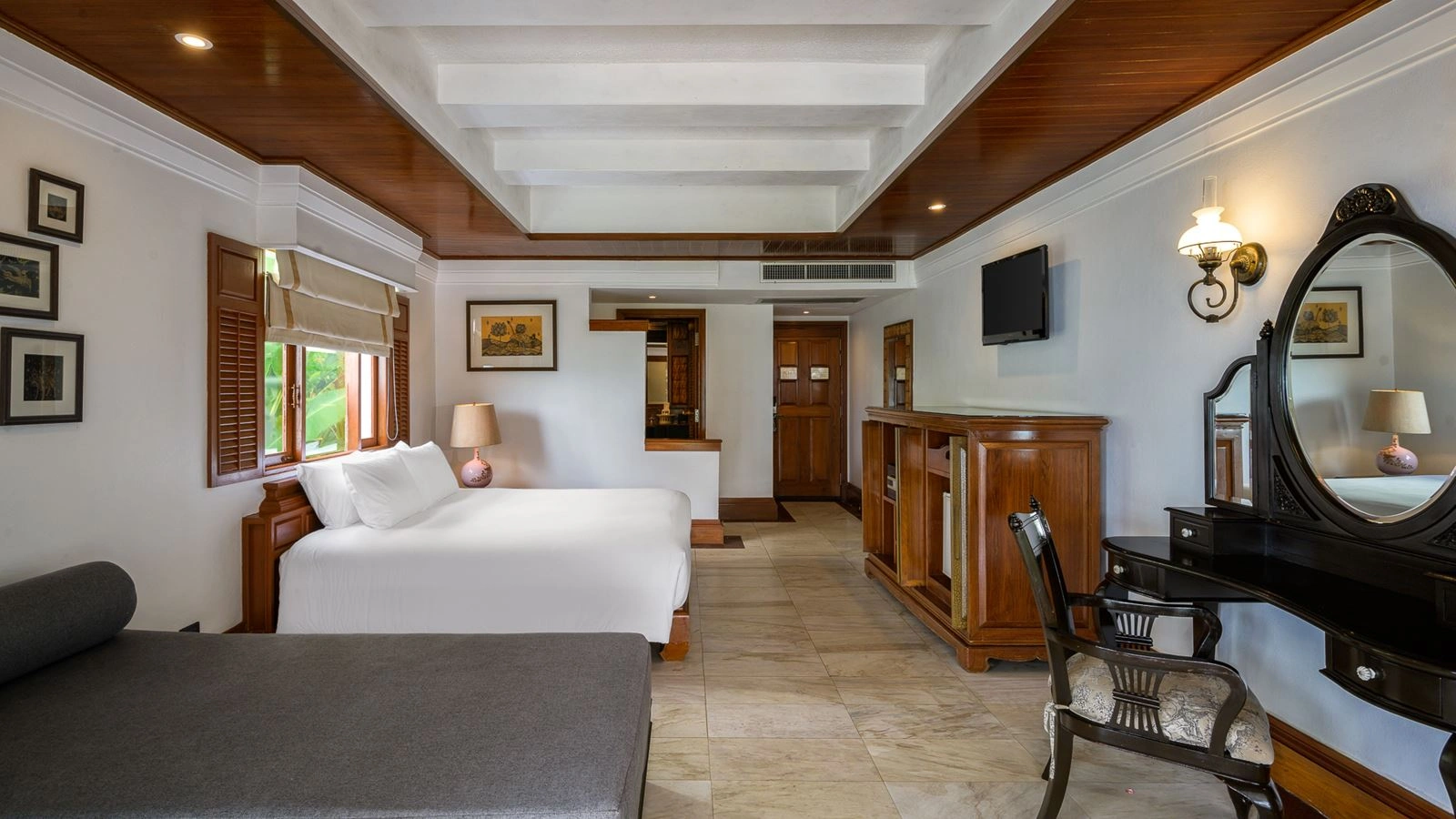 rooms-hillside-with-terrace-bathtub