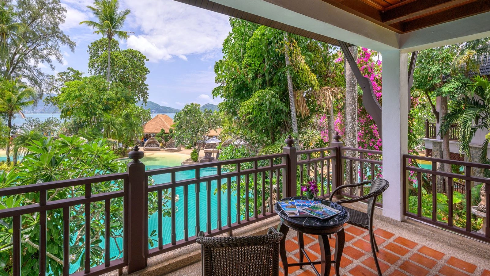 rooms-lagoon-poolside-with-bathtub