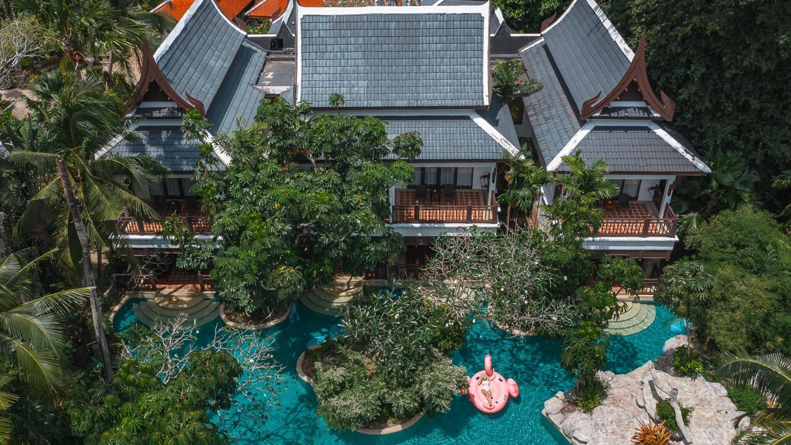 rooms-lagoon-pool-access-with-bathtub