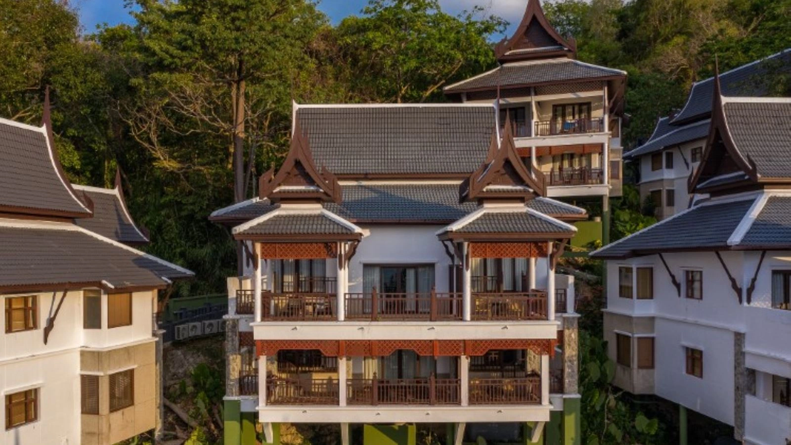 rooms-family-1-bedroom-hillside-suite-with-terrace-bathtub