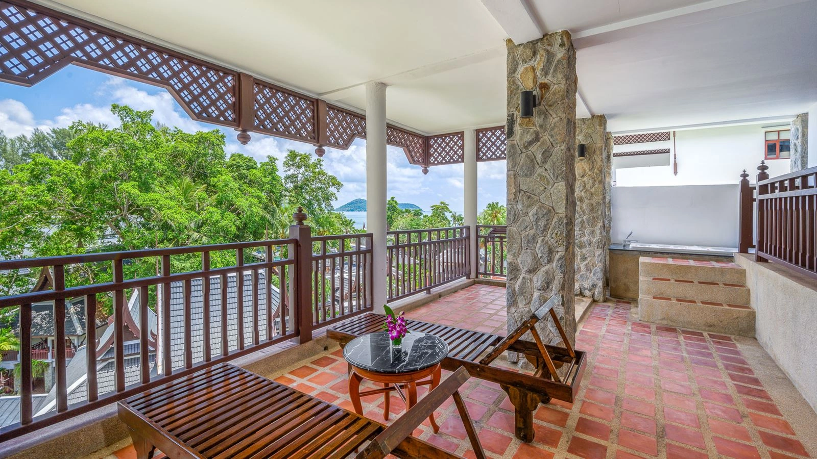 rooms-family-1-bedroom-hillside-suite-with-terrace-bathtub