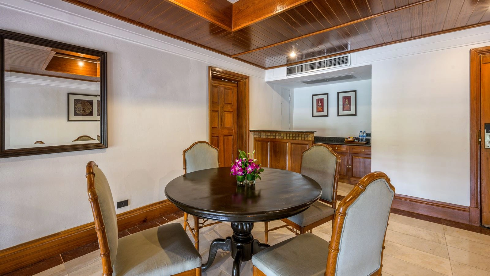 rooms-family-1-bedroom-hillside-suite-with-terrace-bathtub