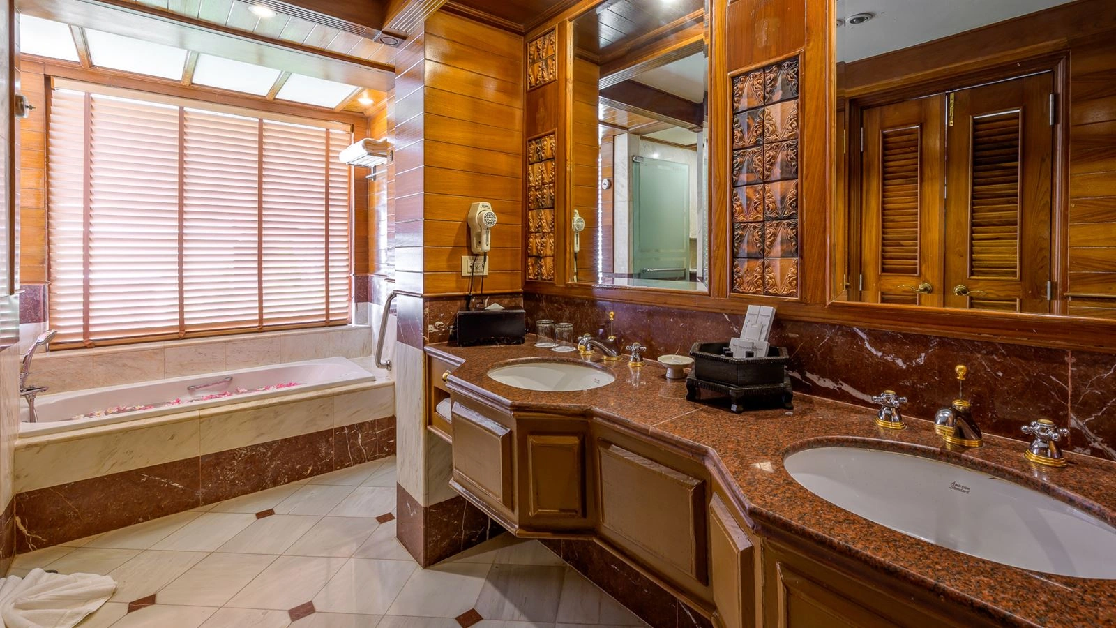 rooms-2-bedroom-hillside-suite-with-terrace-bathtub