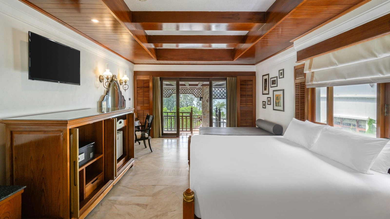 rooms-2-bedroom-hillside-suite-with-terrace-bathtub