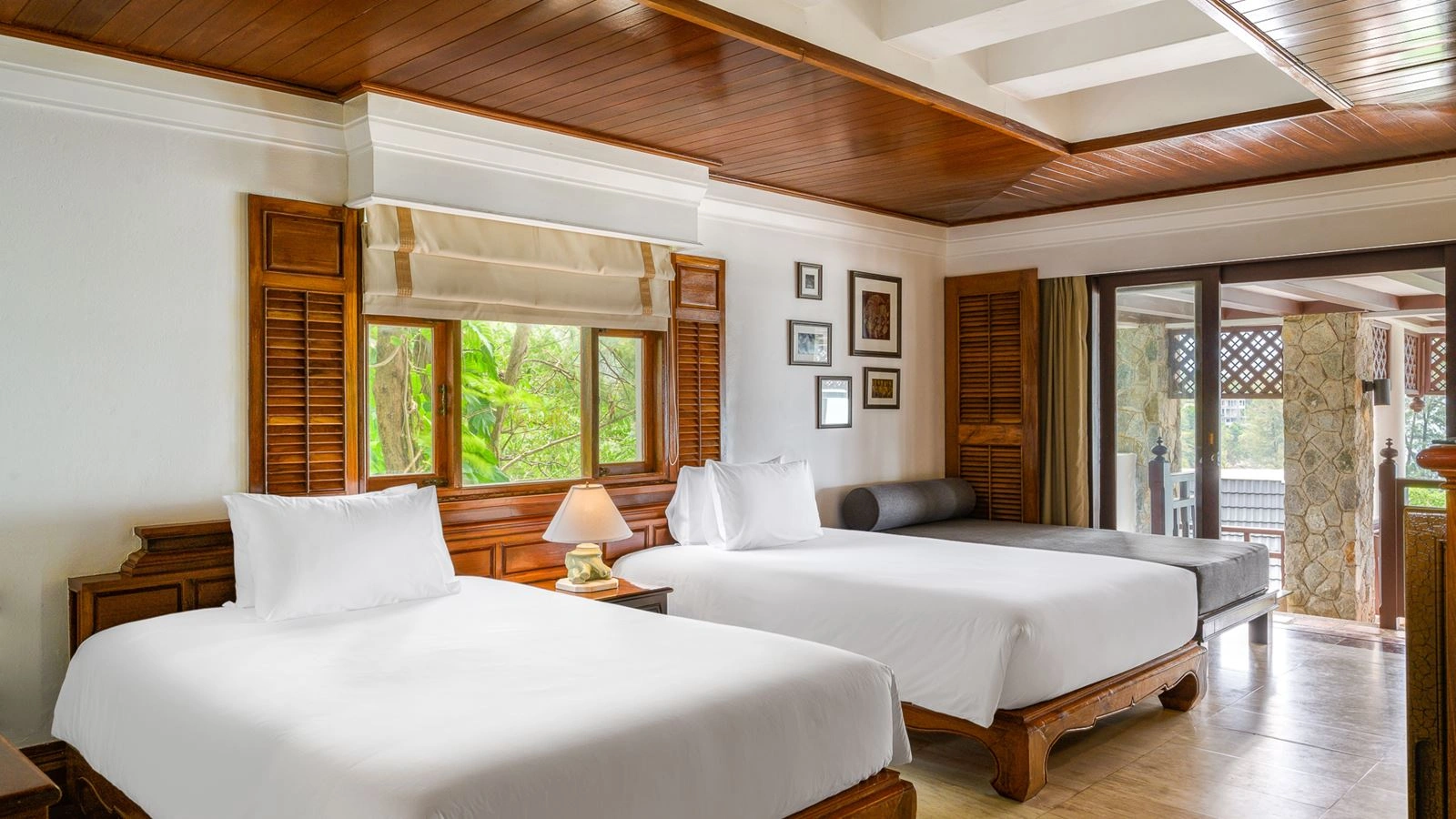 rooms-2-bedroom-hillside-suite-with-terrace-bathtub