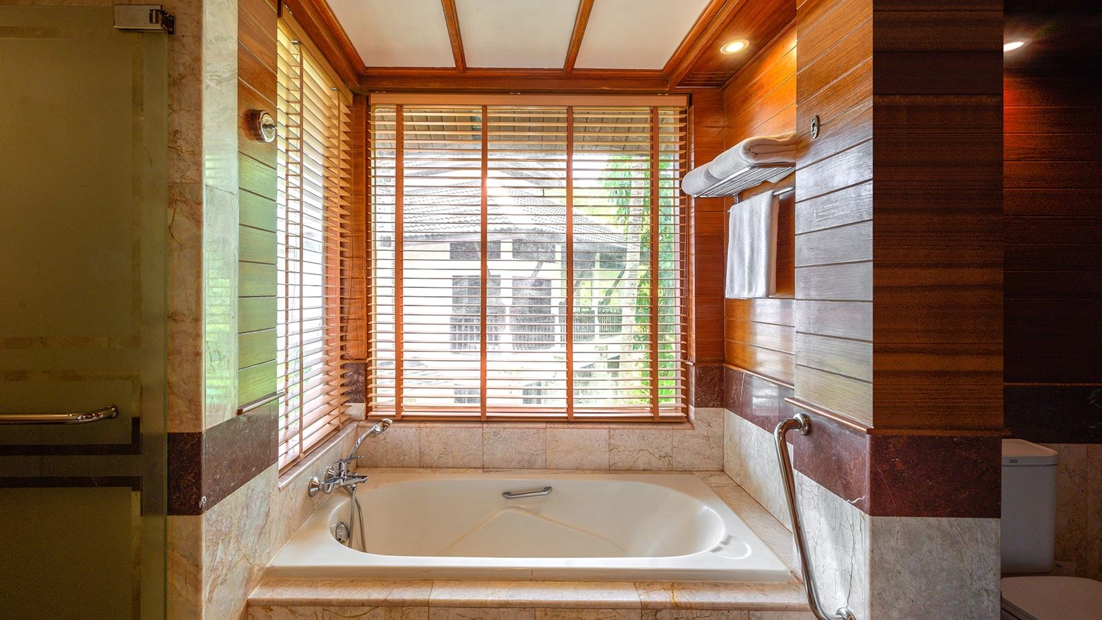 rooms-seaview-hillside-with-terrace-bathtub