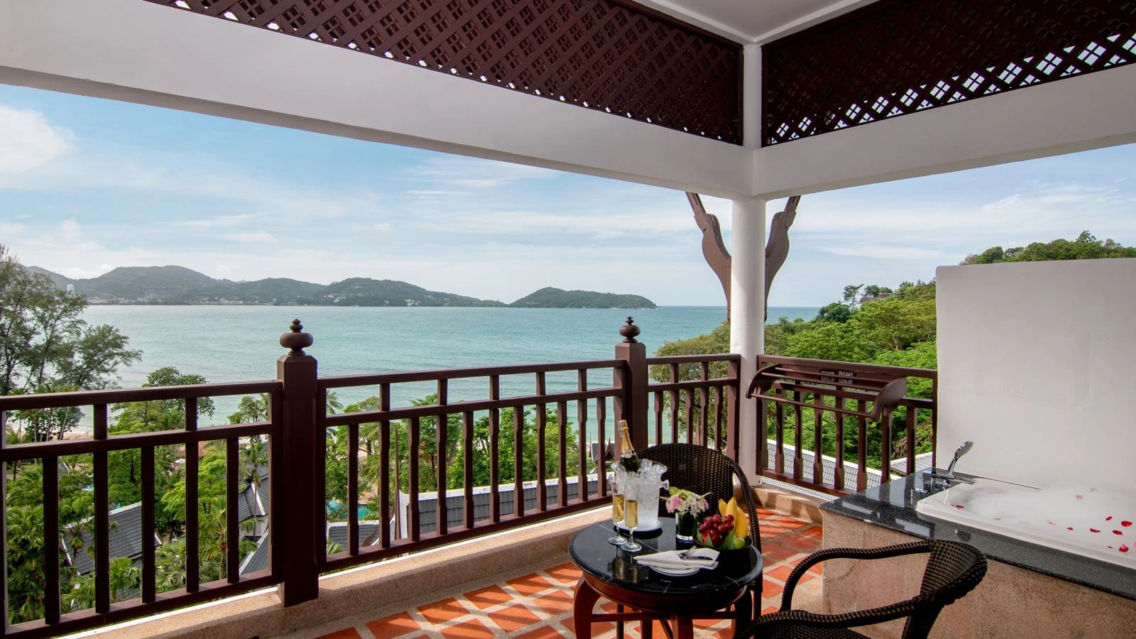rooms-seaview-hillside-with-terrace-bathtub