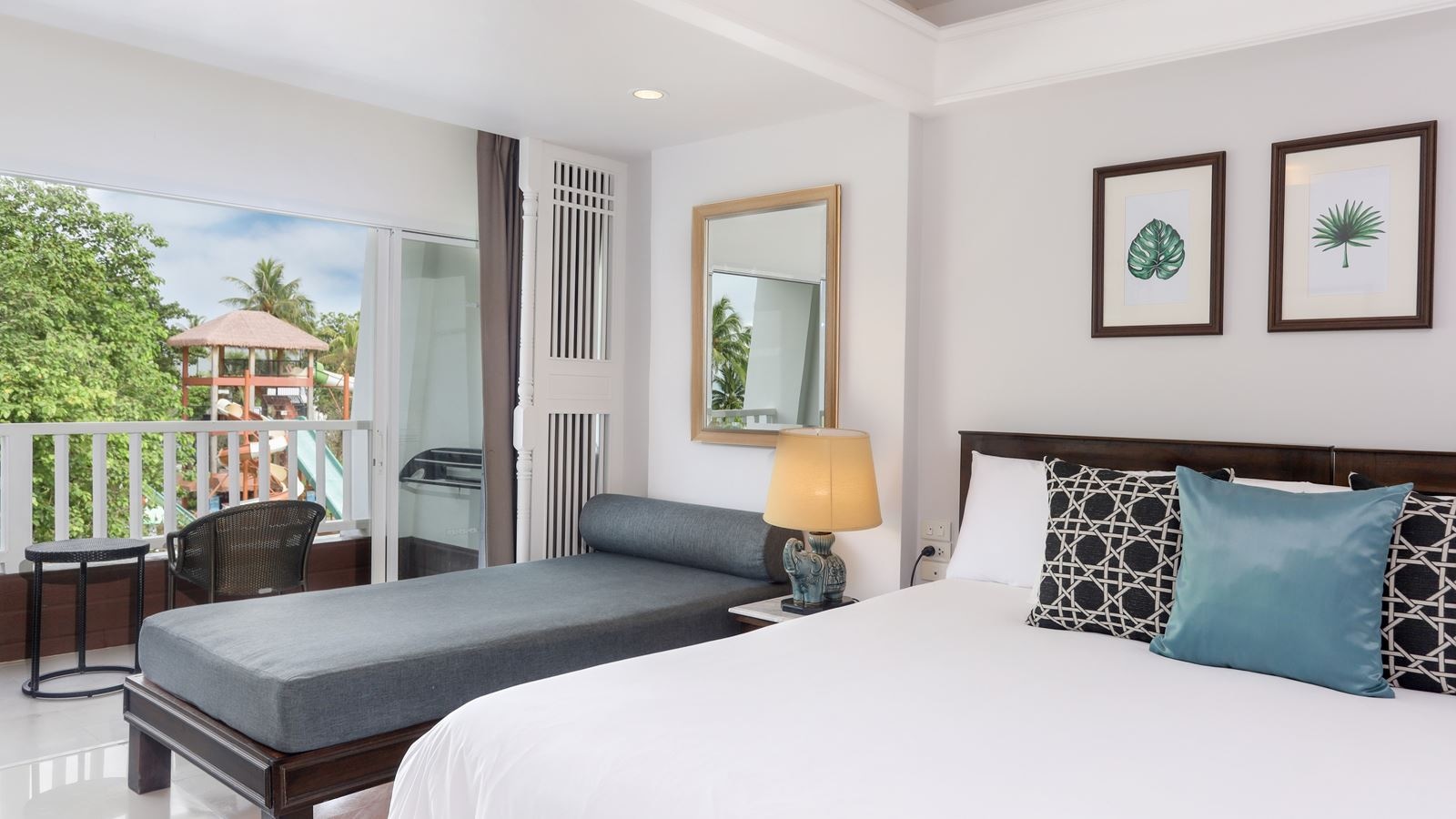 rooms-deluxe-terrace-pool-view