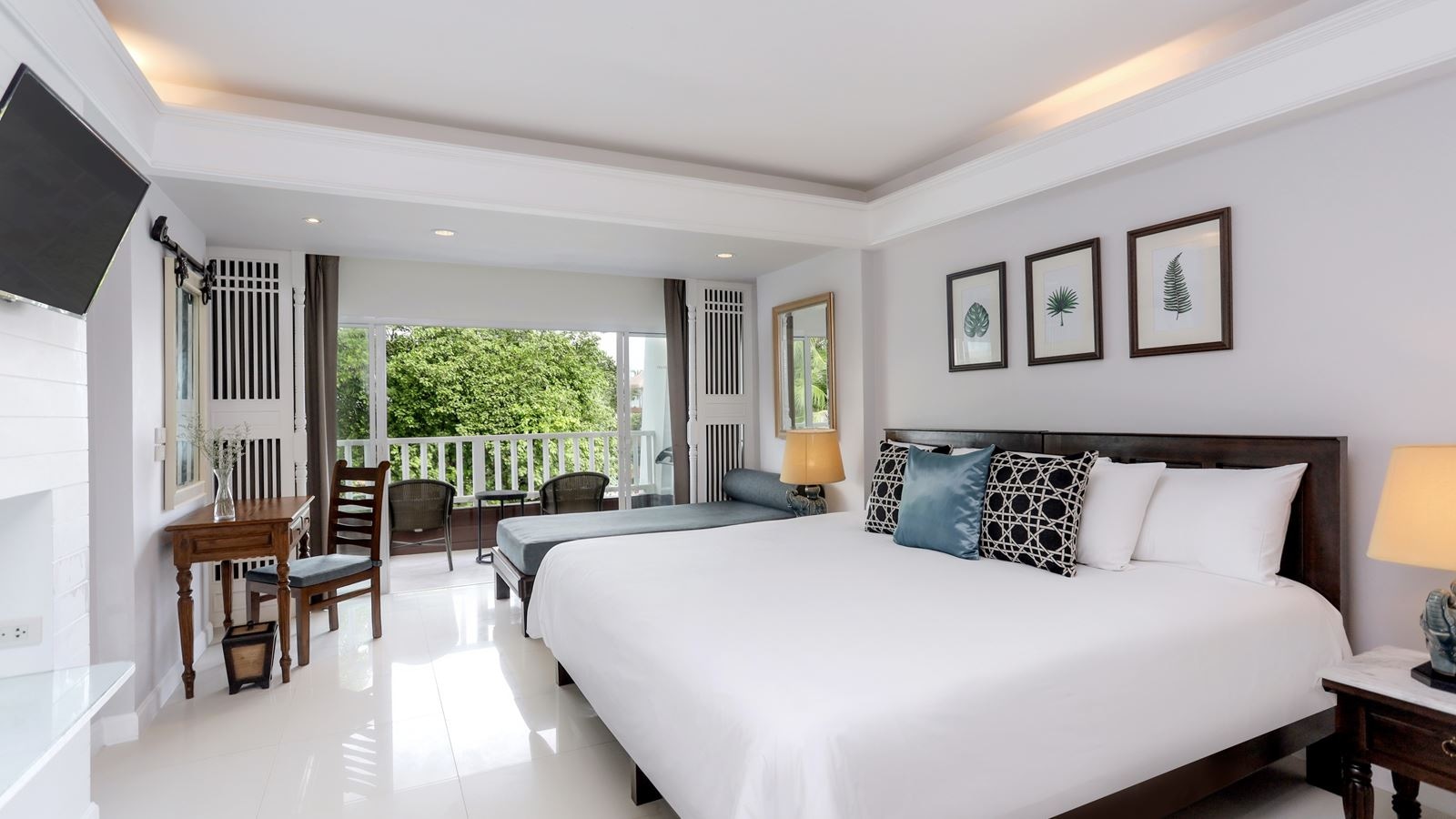 rooms-deluxe-terrace-pool-view