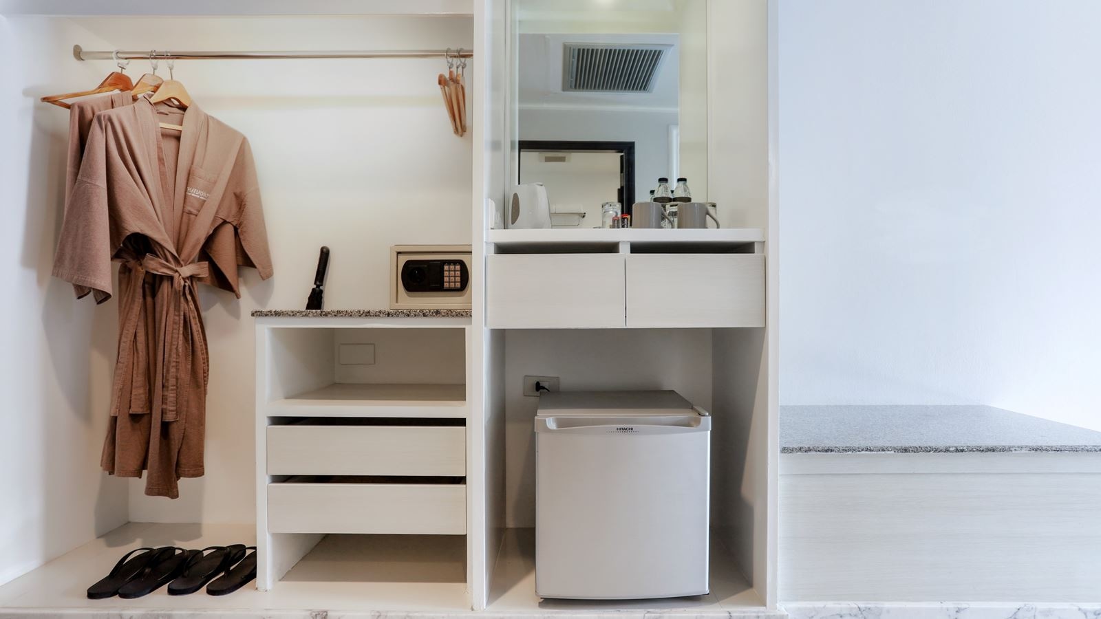 rooms-deluxe-terrace-pool-view