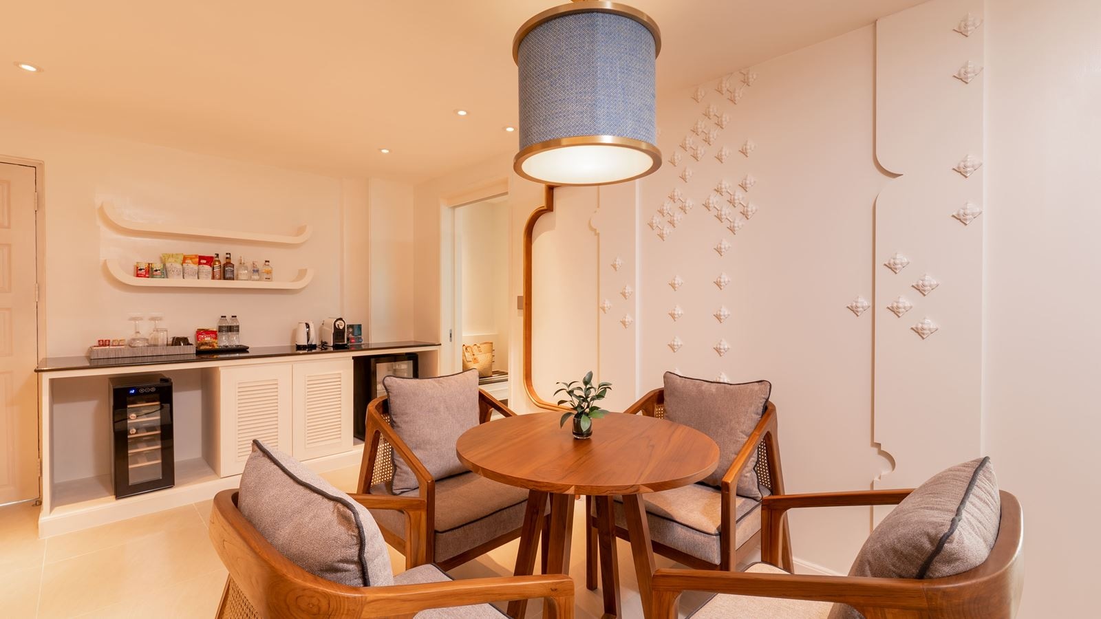 rooms-one-bedroom-lagoon-pool-access-suites