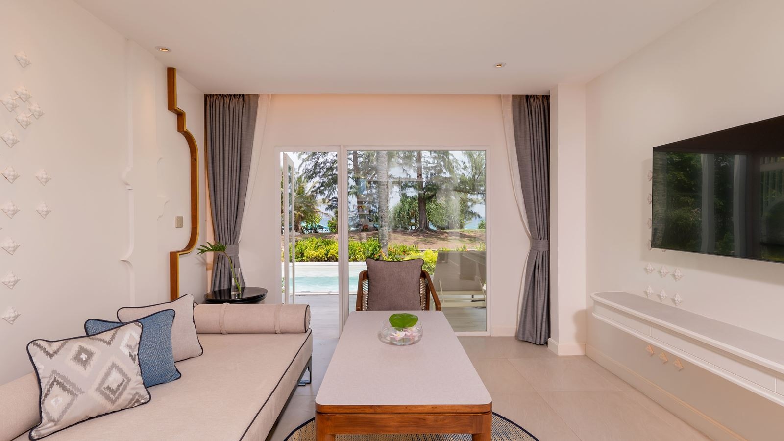 rooms-one-bedroom-lagoon-pool-access-suites