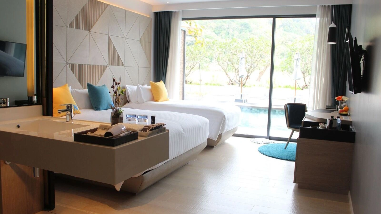 rooms-deluxe-pool-access