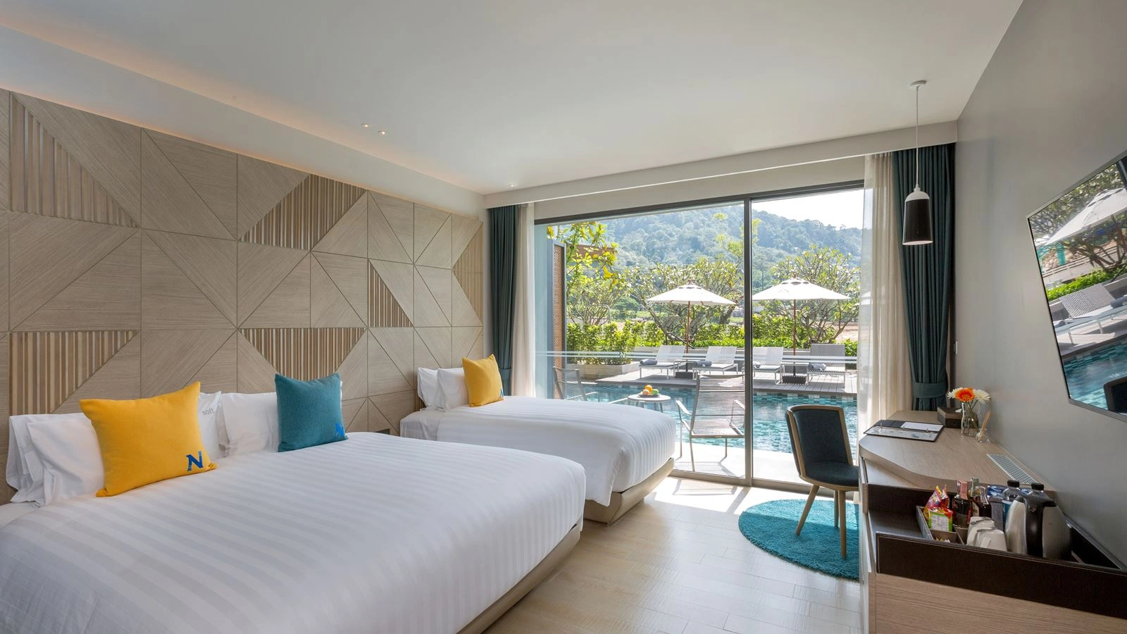 rooms-deluxe-pool-access